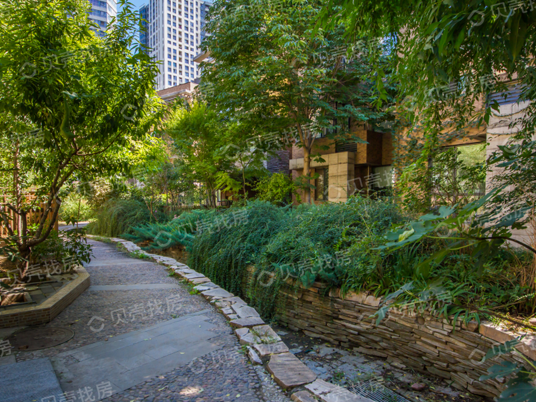 【傲城天溪园小区总评】 小区环境:★★★★  物业管理