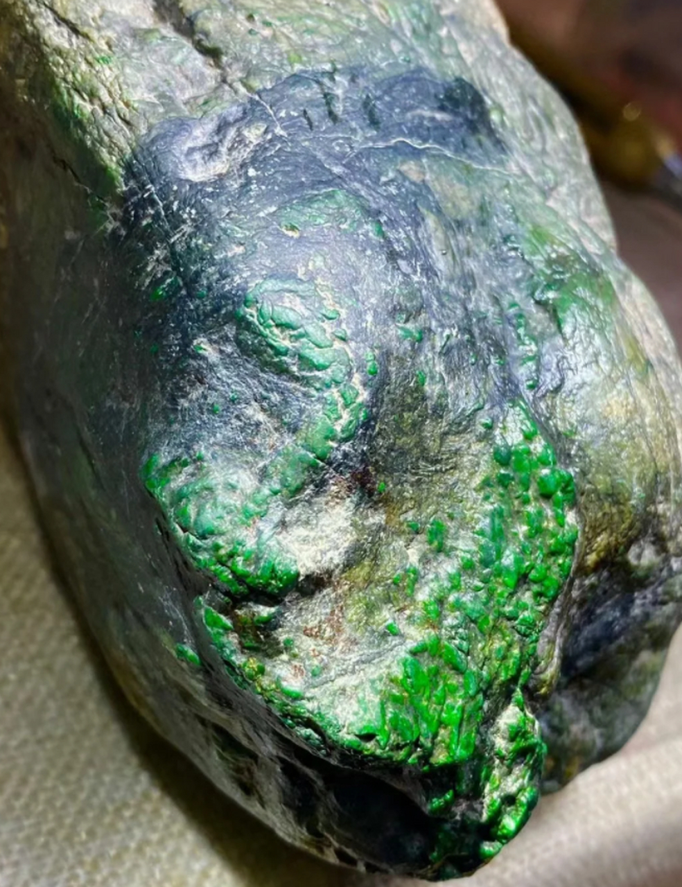 93公斤,南齐色料,皮壳完整老辣,有色莽缠绕,压灯色阳色辣