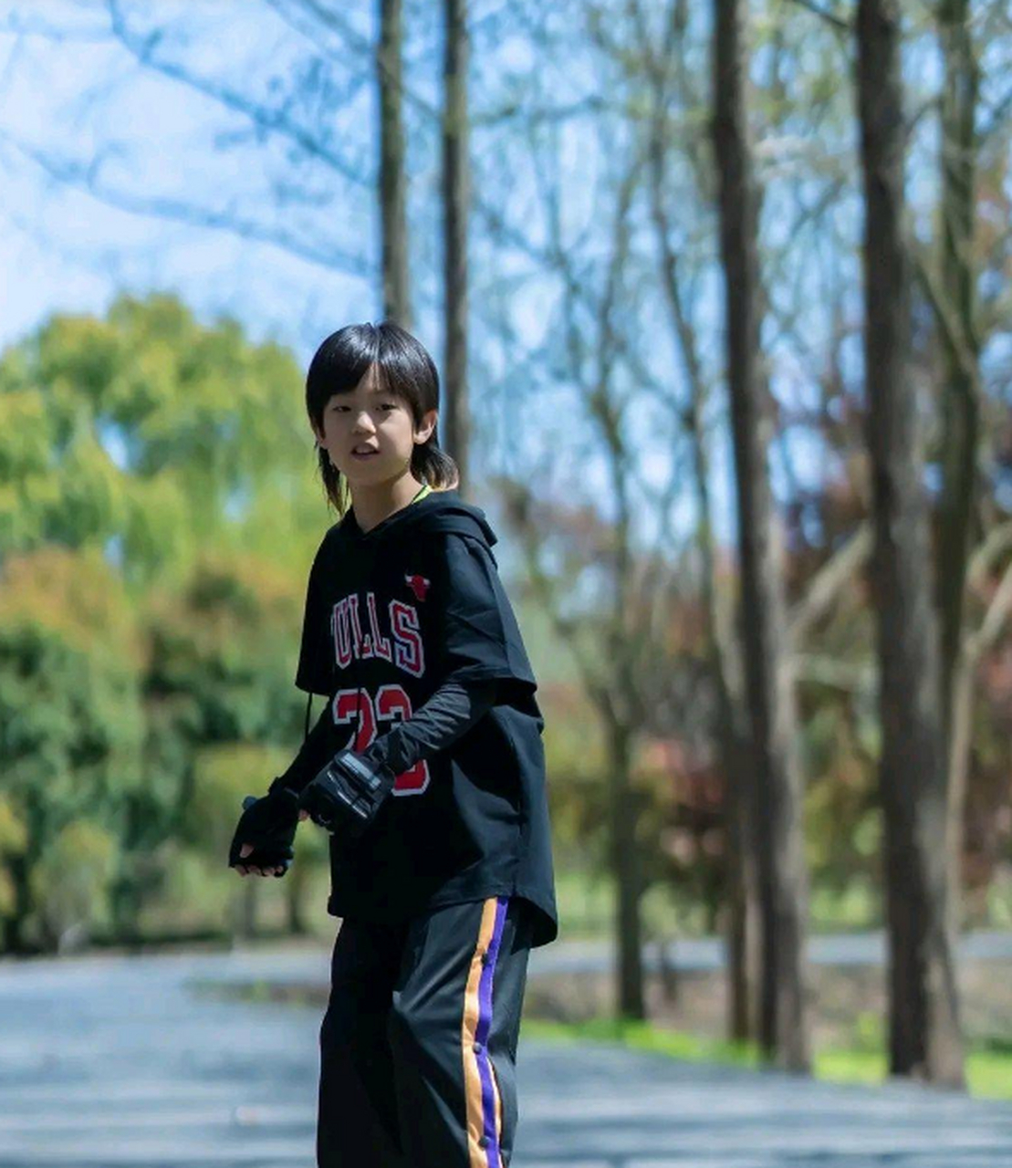 刘畊宏礼拜天带孩子户外活动,和儿子玩滑板,玩滑板的技术一点也不比