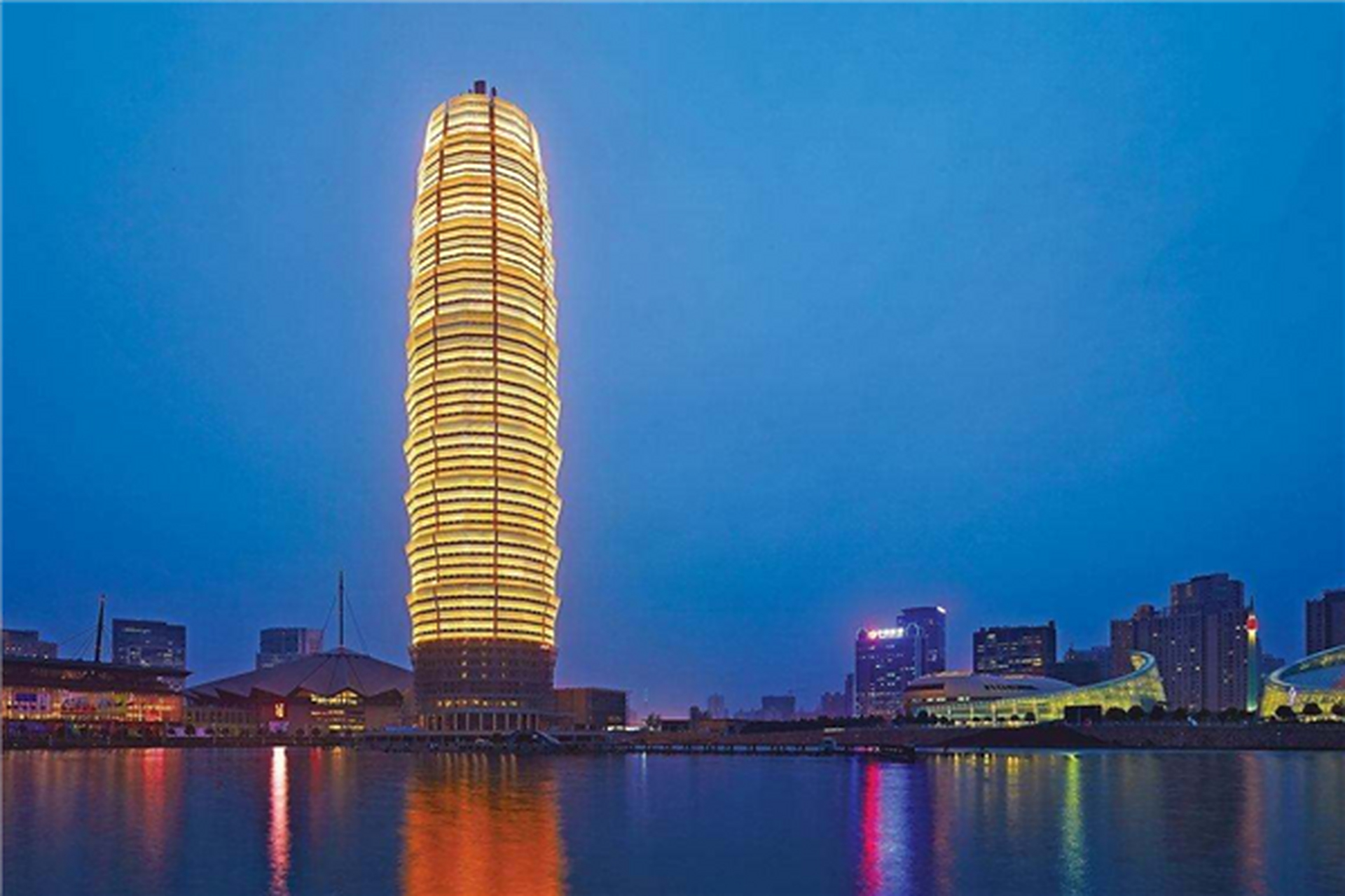 郑州十大标志性建筑:   1.千禧广场    2.二七塔    3.郑州站    4.