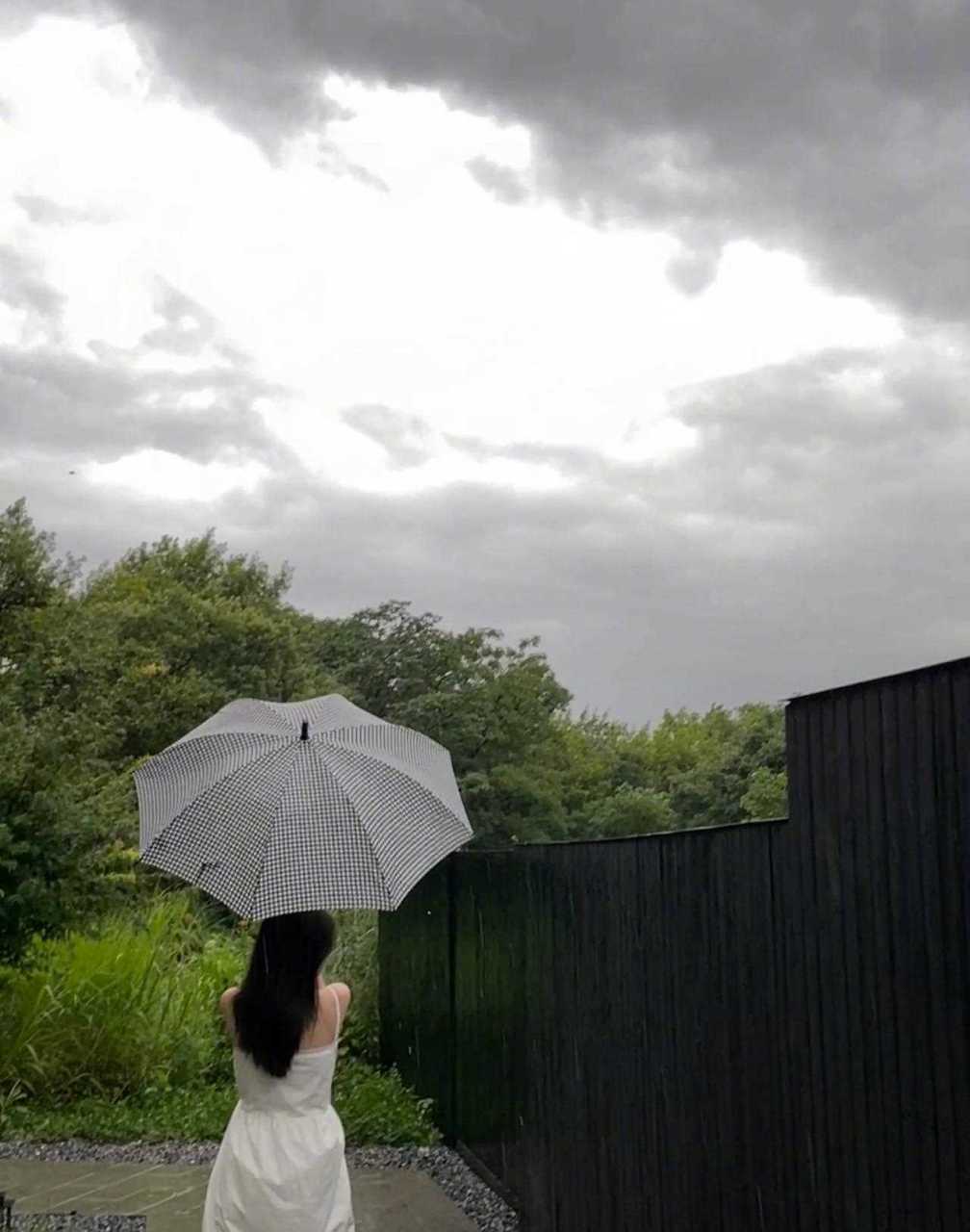 虞书欣好美得背影景呀!撑伞氛围感一整个拉满白裙子好漂酿!  [石化]