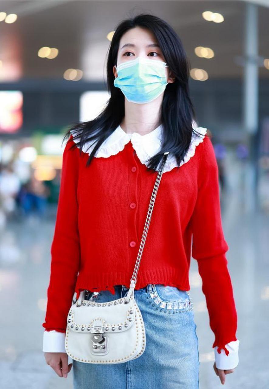 乔欣机场出镜,衬衫搭配红色针织衫,宛若甜美少女