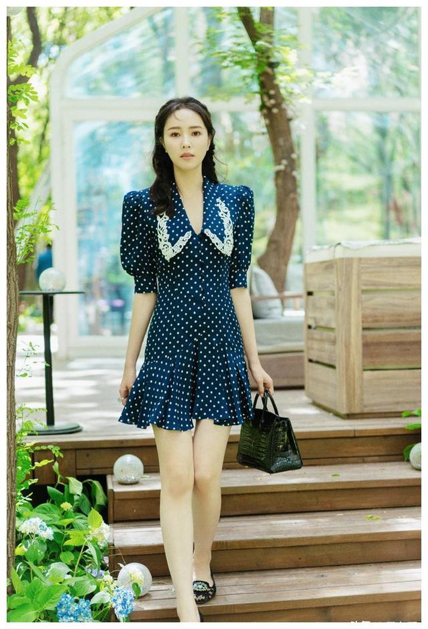 网红美女付佳美美照欣赏,很优雅的美女