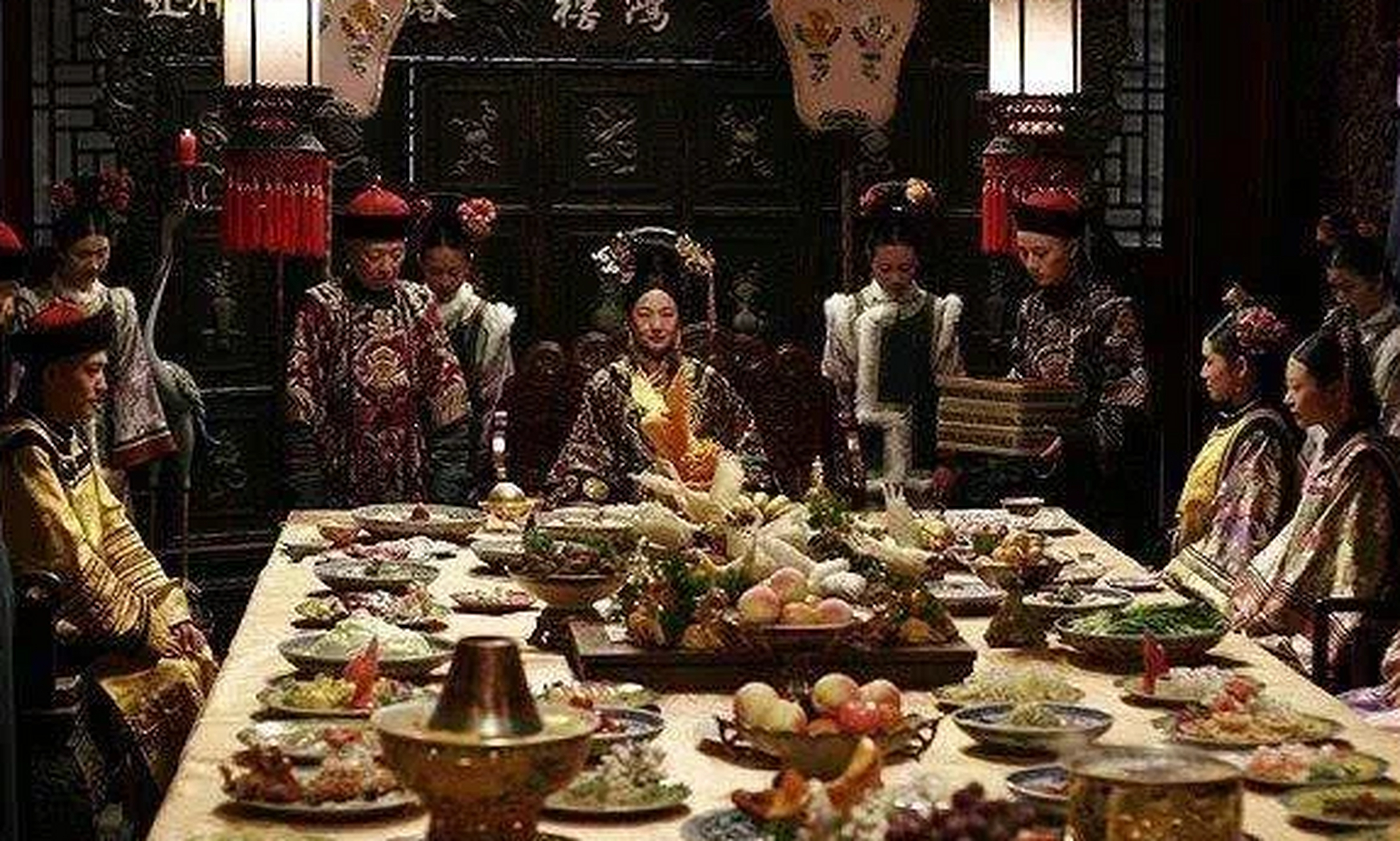 据说两宫太后垂帘听政时,慈禧的膳食标准在她当权的一生中是最低的.