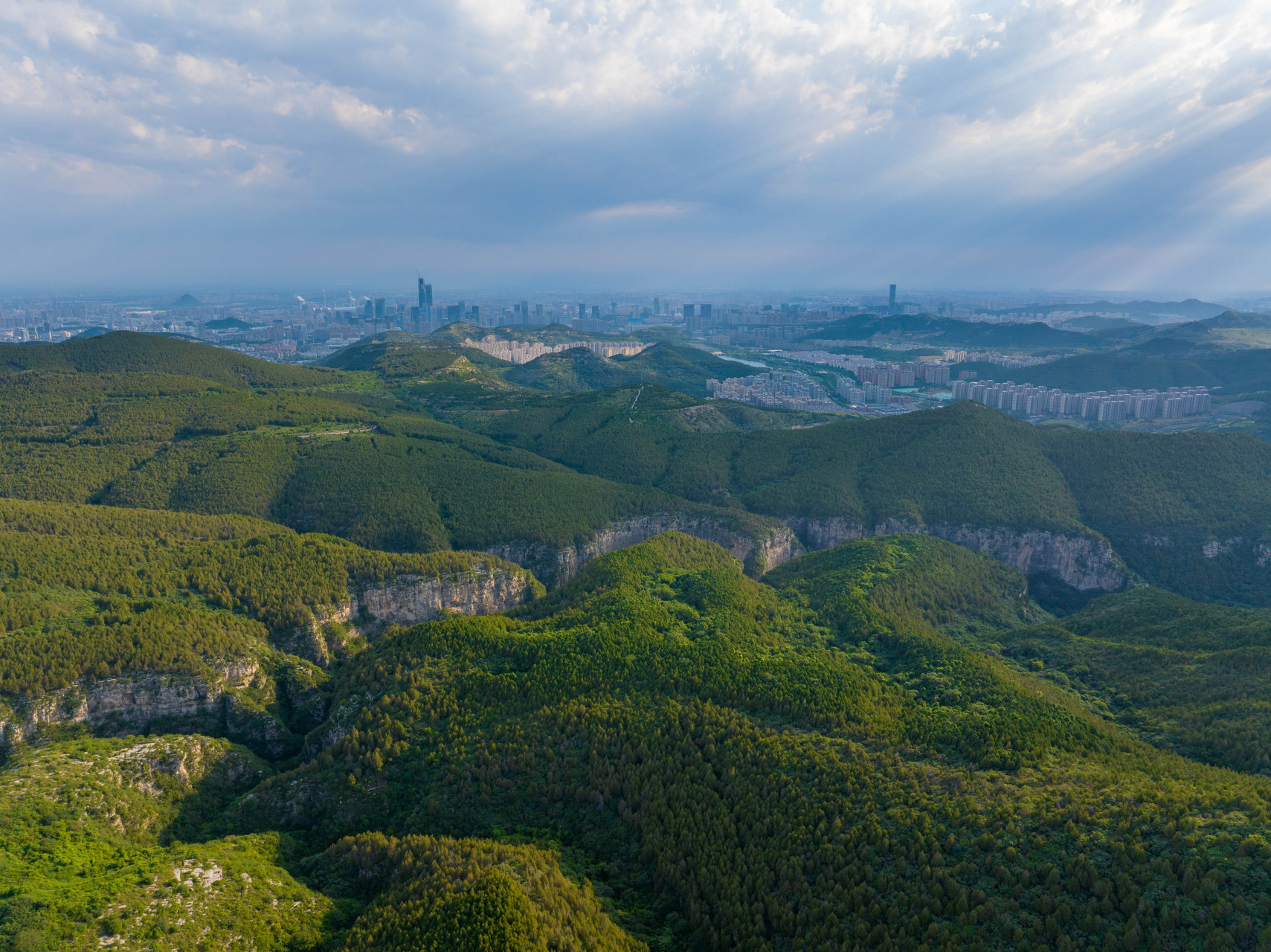 今天天气不错,从济南黑峪顶驾车山顶公路到扳倒井立交桥,蓝天白云伸手