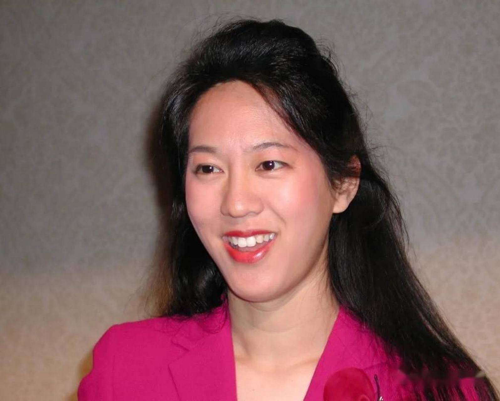 2004年,张纯如离世,葬礼上她的丈夫道格拉斯弯腰亲吻自己的爱妻,向深