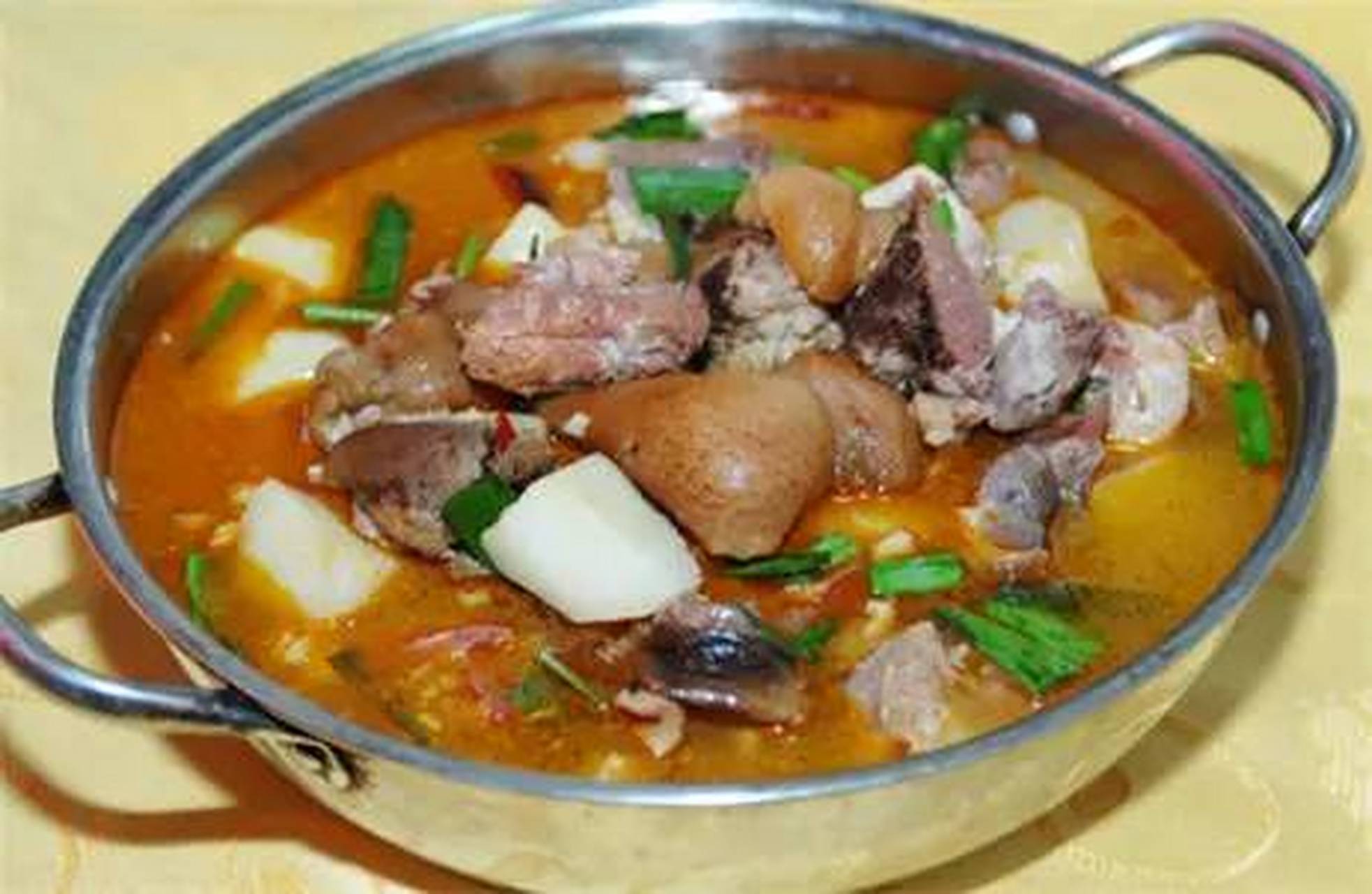腊蹄子火锅通常是用来招待贵宾的主菜.