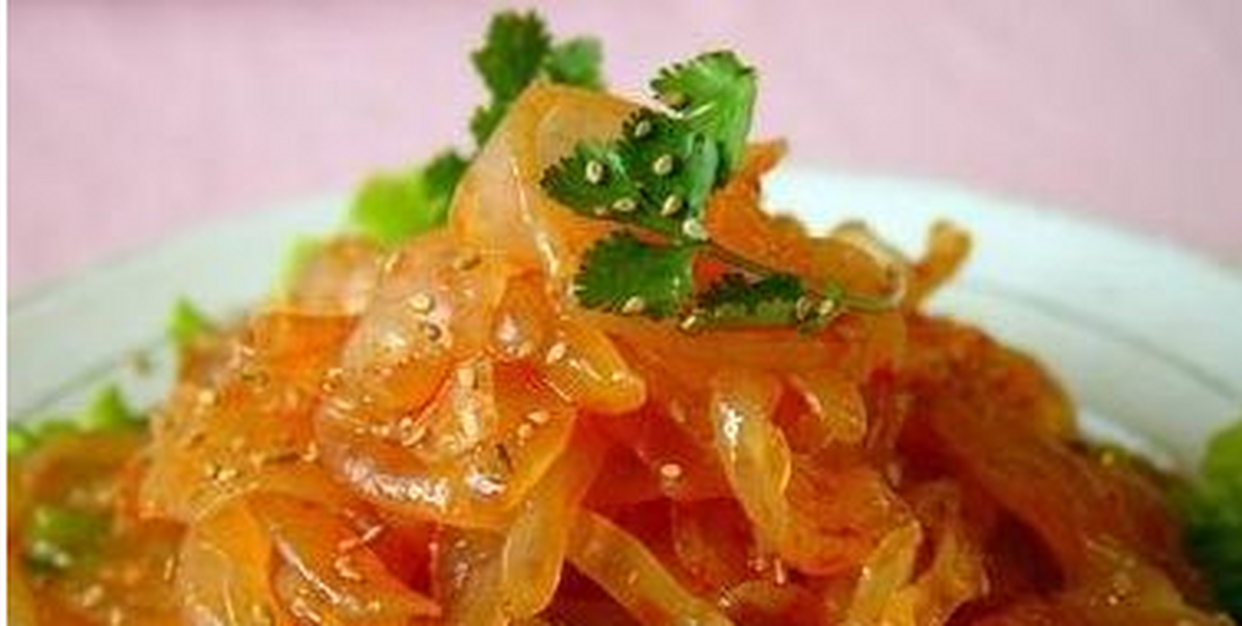 今天介绍的这道"脆爽菜"就是凉拌海蜇皮,嚼着嘎嘣响,嫩滑又营养,帮助