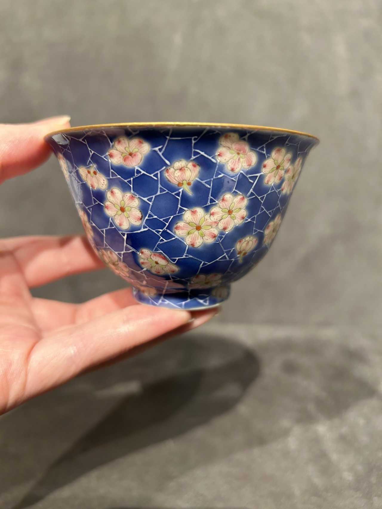 每日一赏|清 道光粉彩蓝地冰梅纹杯 市场价16万 本器物撇口圈足,垂腹