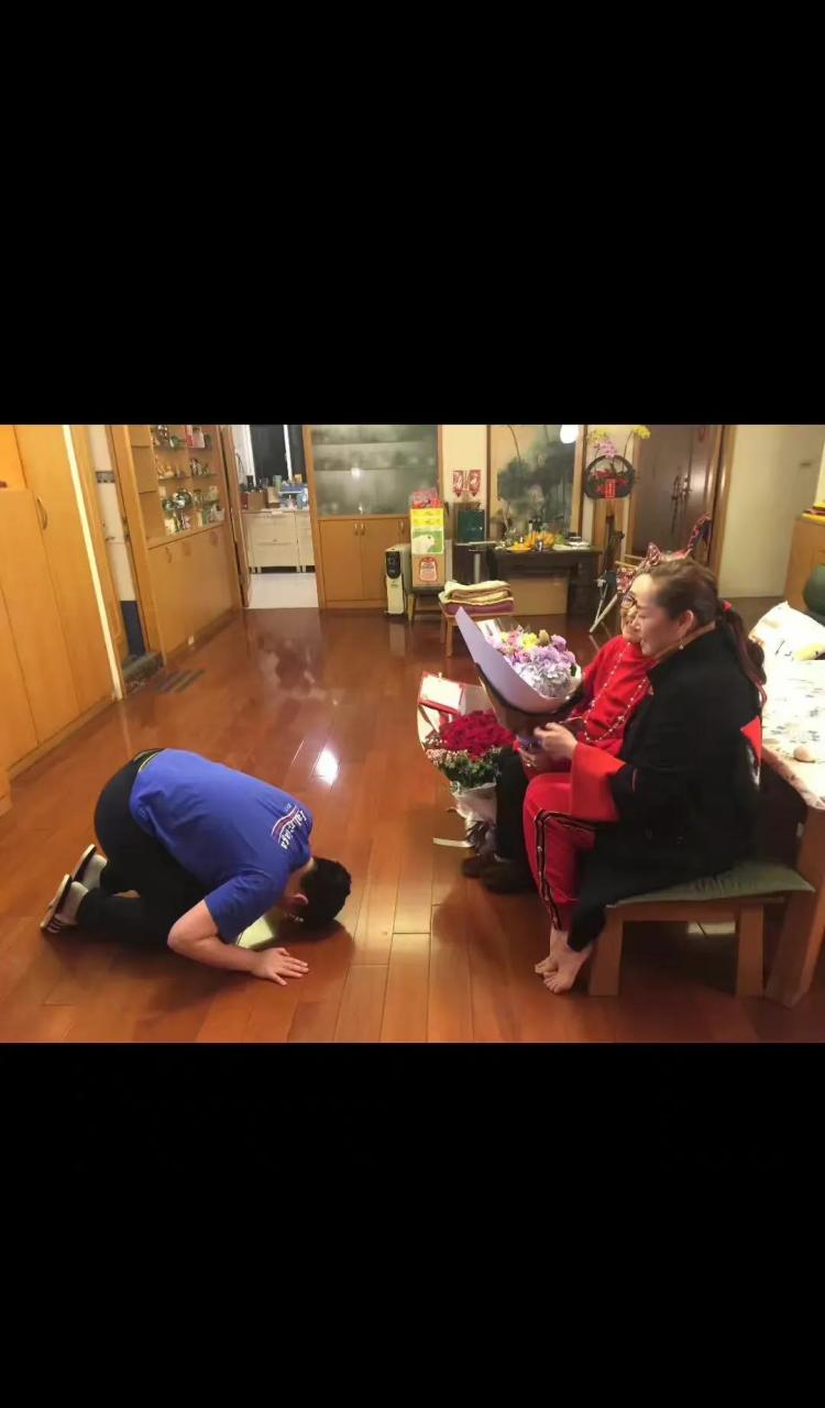 著名女星恬妞早前生日携女儿给妈妈磕头谢恩,年迈的母亲穿着红色高领