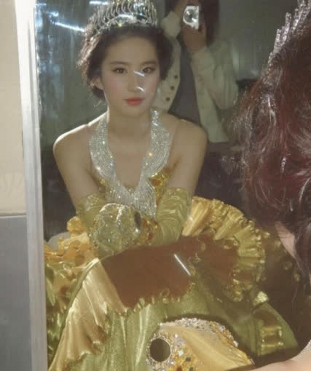 19岁刘亦菲夺得金鹰女神! 美丽的[汗]