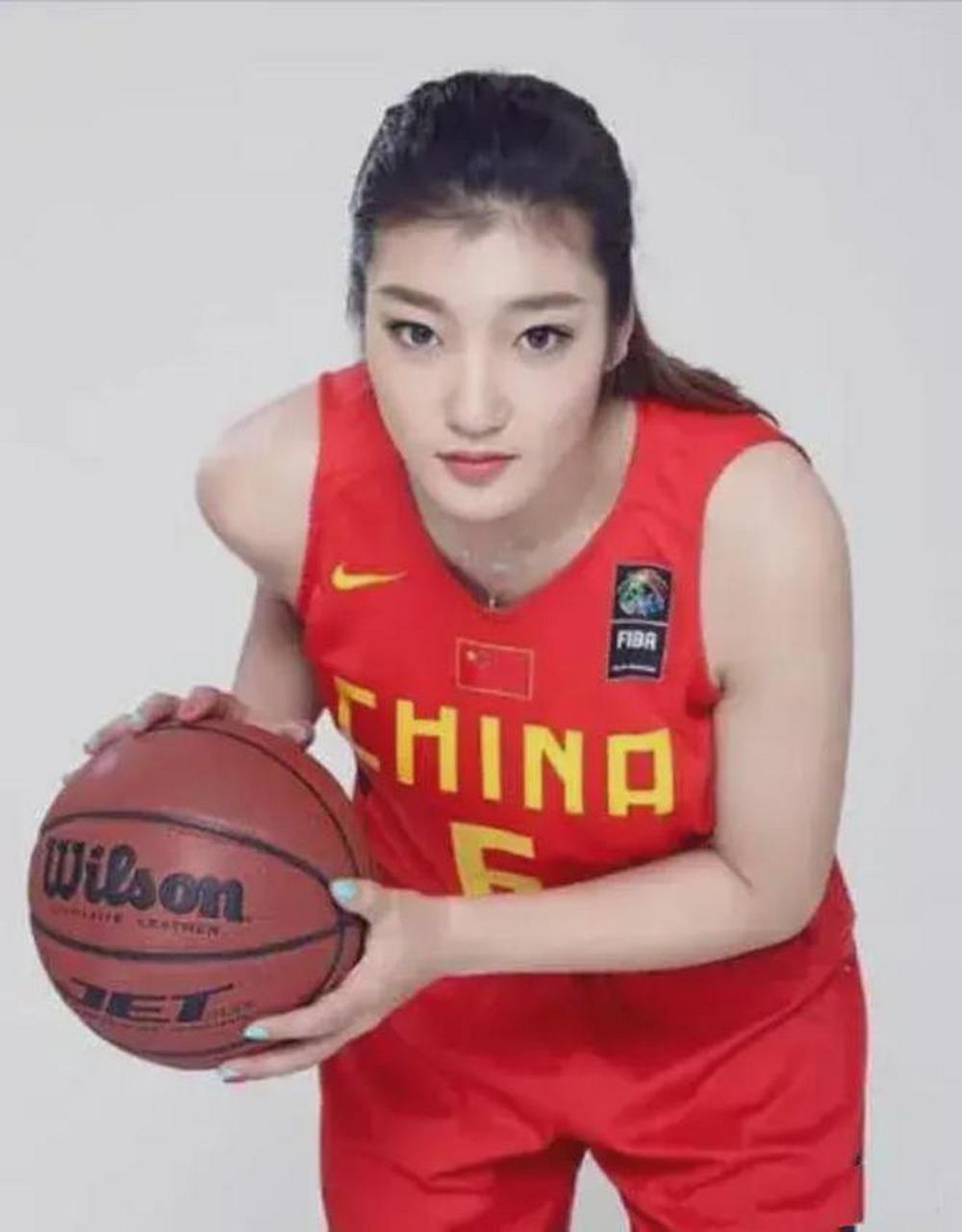 李梦是一位非常漂亮的女孩,她的外貌符合中国人的审美标准