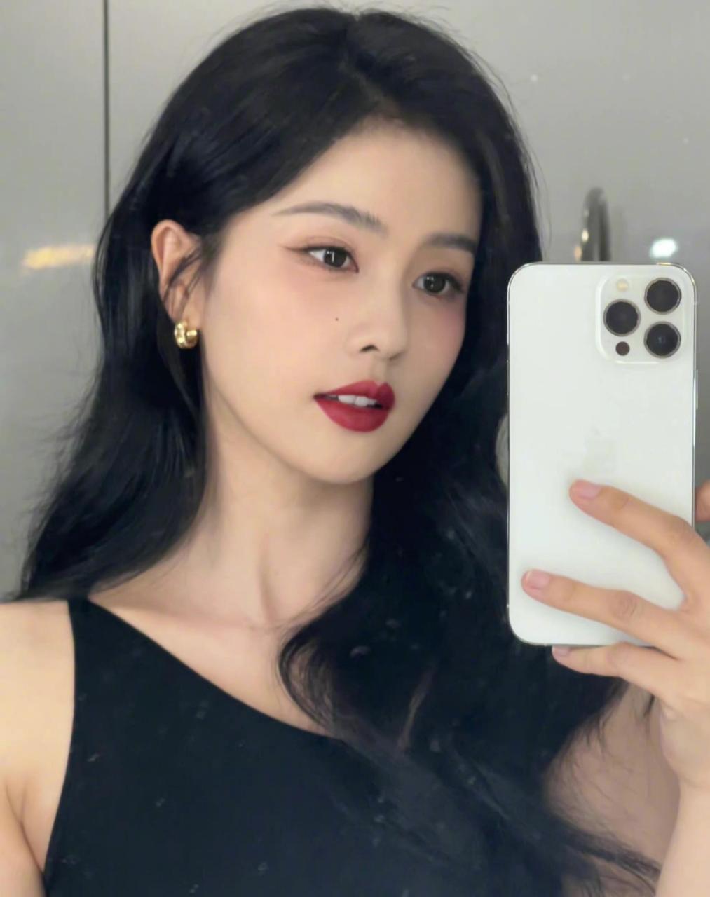 白鹿对着镜子自拍了一张,辛苦了一天还是那么精神!