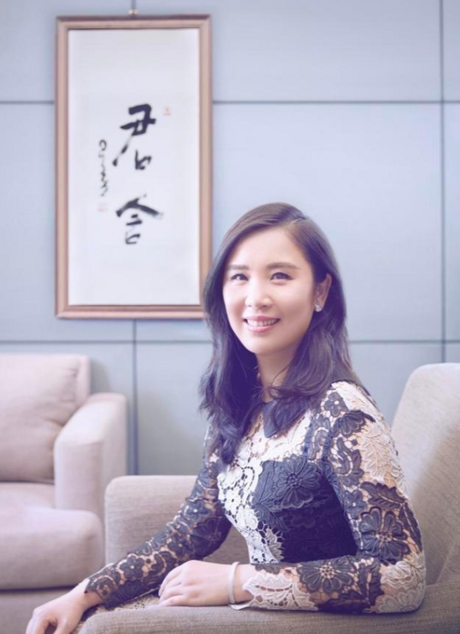 钟丽芳是一位制片人,曾投资过《无人区》,《将爱情进行到底》等作品.