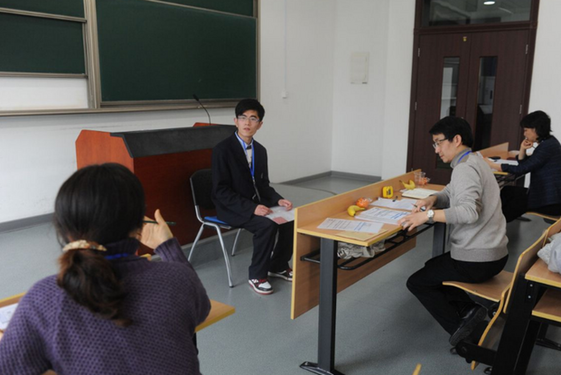 考研初试成绩出炉,复试面试中应该注意穿着 研究生考试时,考生们经常