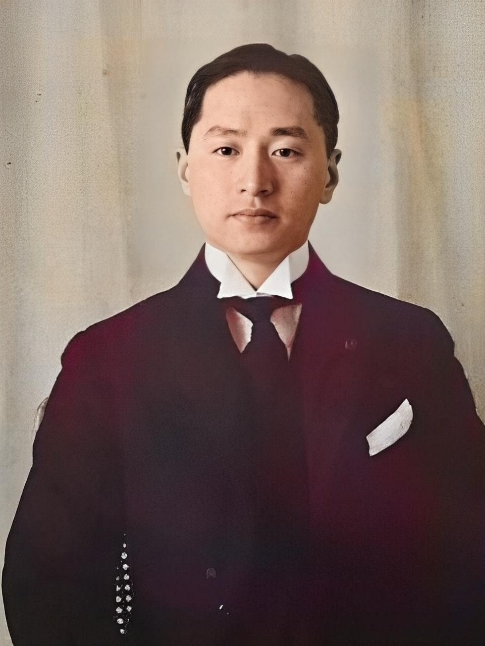 1908年,外交官家天才·顾维钧被骗回国与张润娥结婚,却在婚礼当天躲在
