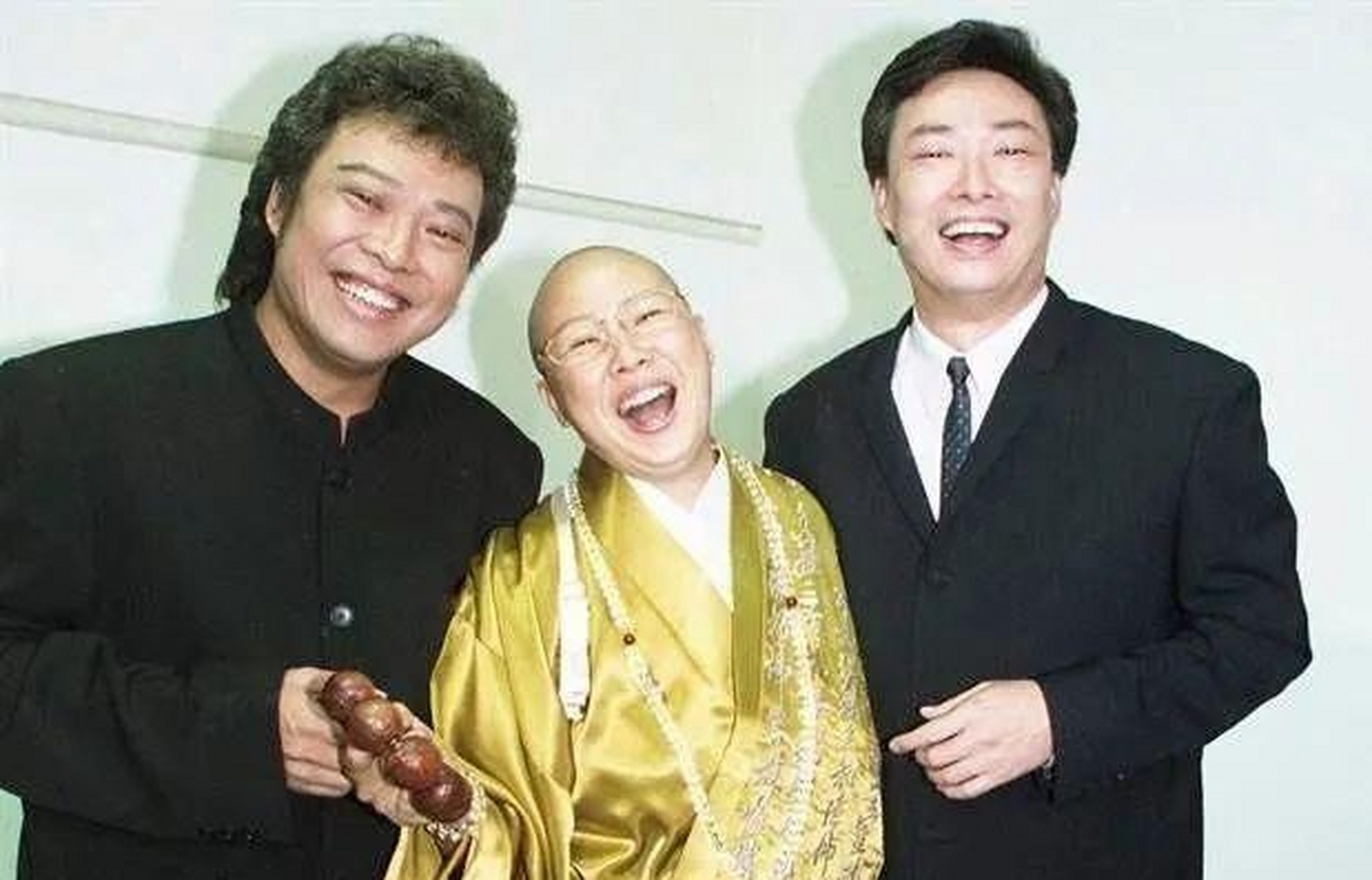 井千惠是日本的名门望族,她父母看不上家境贫寒,以歌唱为事业的费玉清