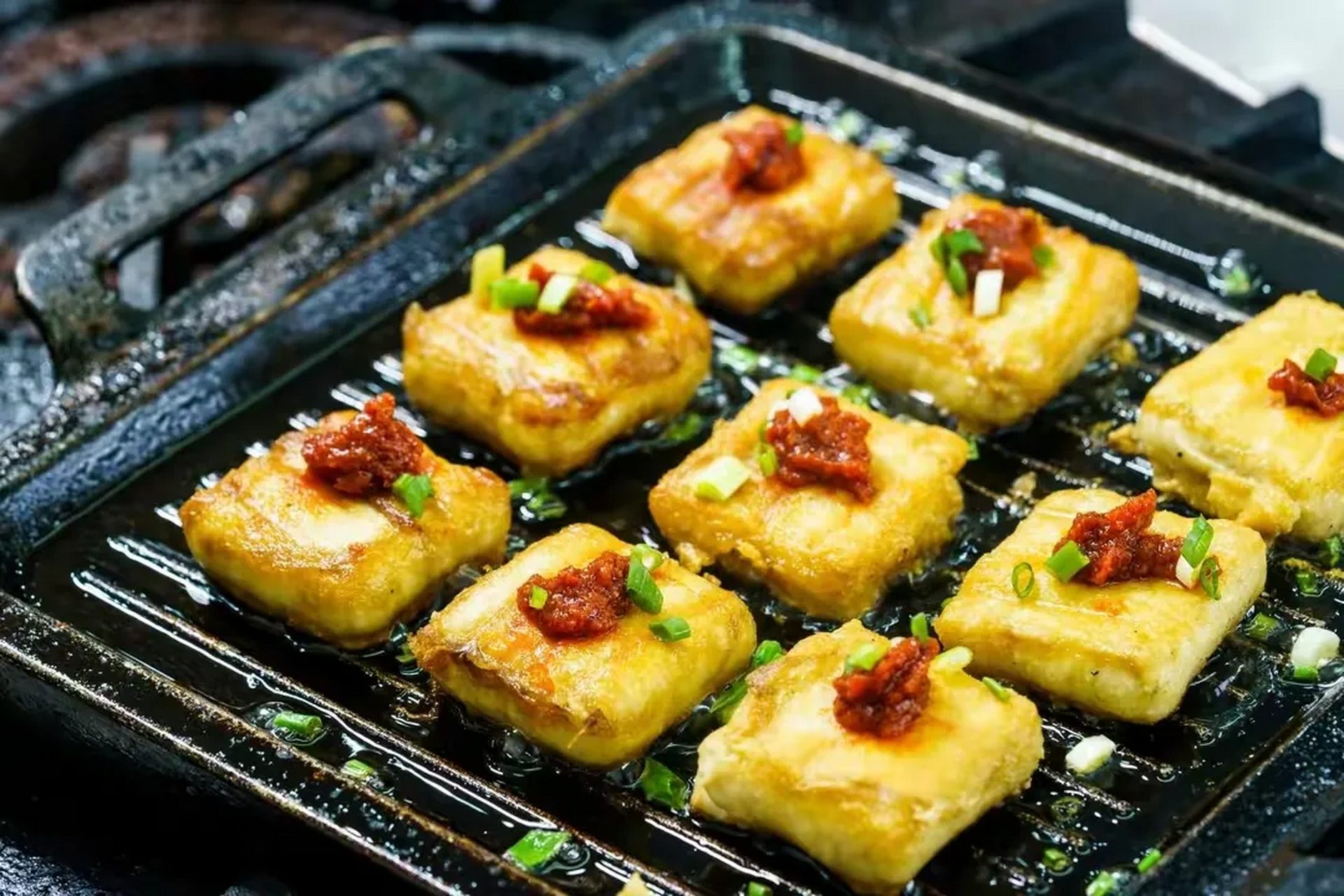 顺琴姐 2023-07-12 00:27  关注 香煎毛豆腐:臭气袭来,美味难挡!