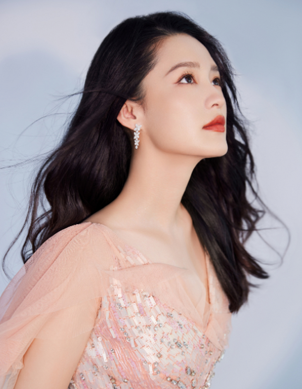 李沁的颜值非常抗打,五官标准又立体,皮肤细腻有光泽,真的是让人羡慕