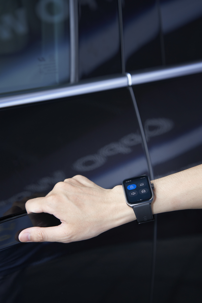 2gb大运存 4nm高通芯片的oppo watch 4 pro在参数上十分耀眼,车联功能