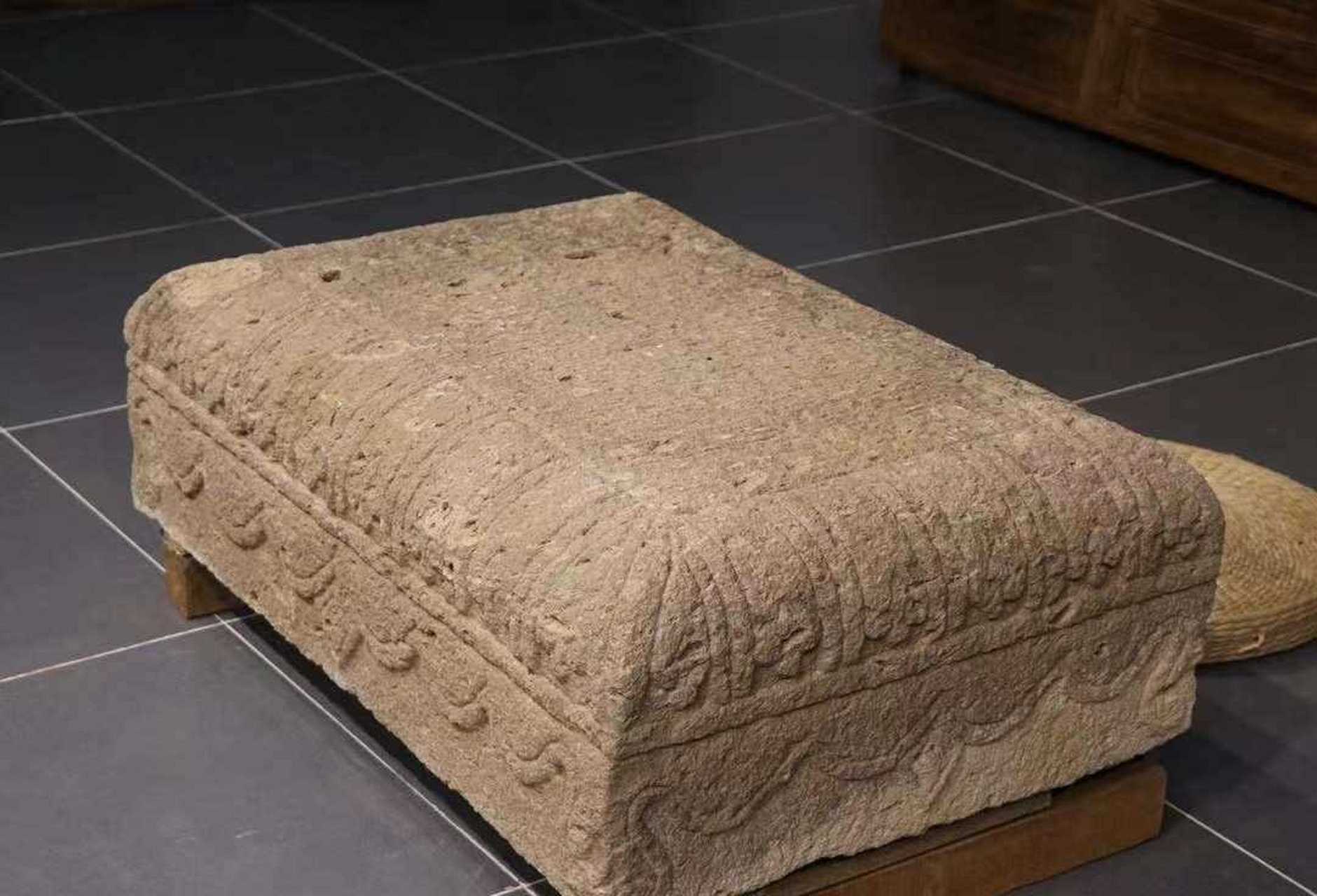 宋代——莲花 须弥座 茶园石 尺寸长94//宽64//高30 器型硕大规整 满