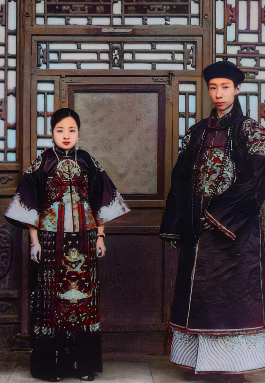 被誉为"清朝最帅王爷",这张照片是他和侧福晋合拍的!