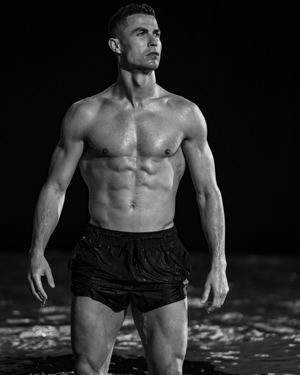 c罗晒照秀出好身材!  #c罗