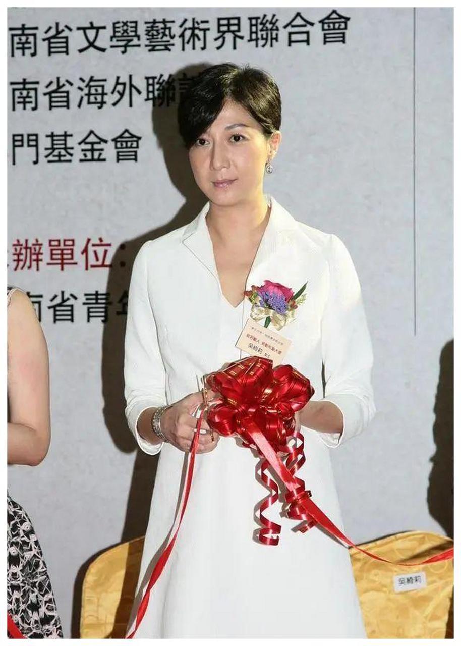 吴绮莉真没胖过,穿条裙子都是高开叉,真实腿还赢了大多女星