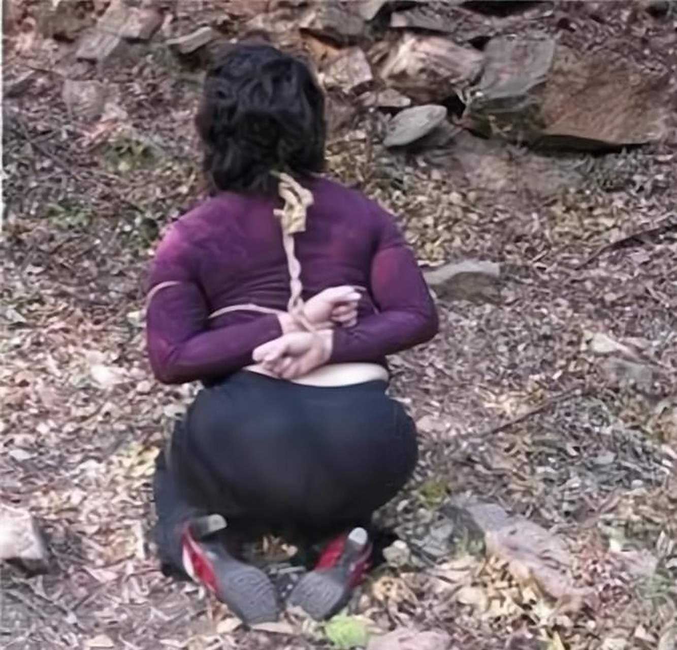 此外,犯人在站着,跪着受刑后,中枪后会如何重重倒地,也是他们的问题!