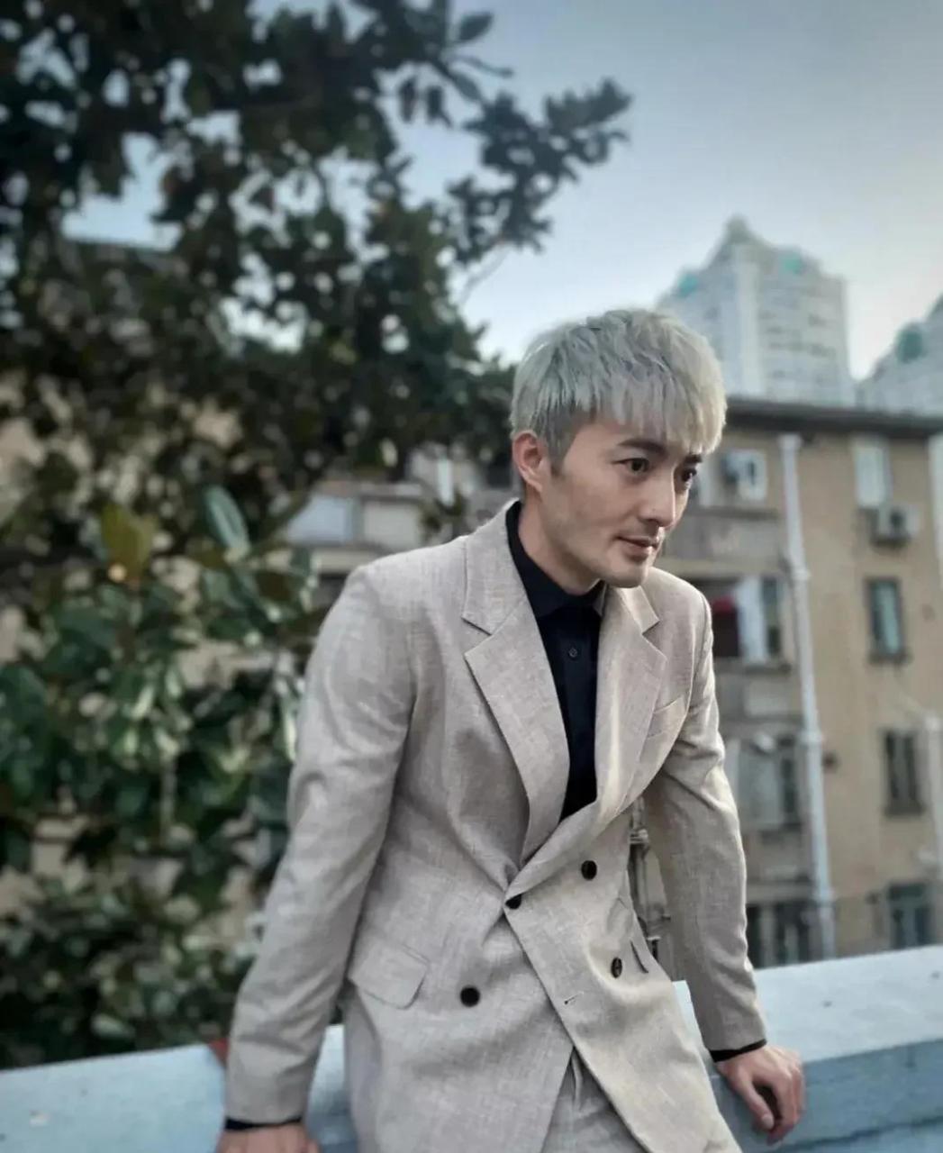 这个就是角头,那部电影中演白毛那个演员,你还认识他吗?