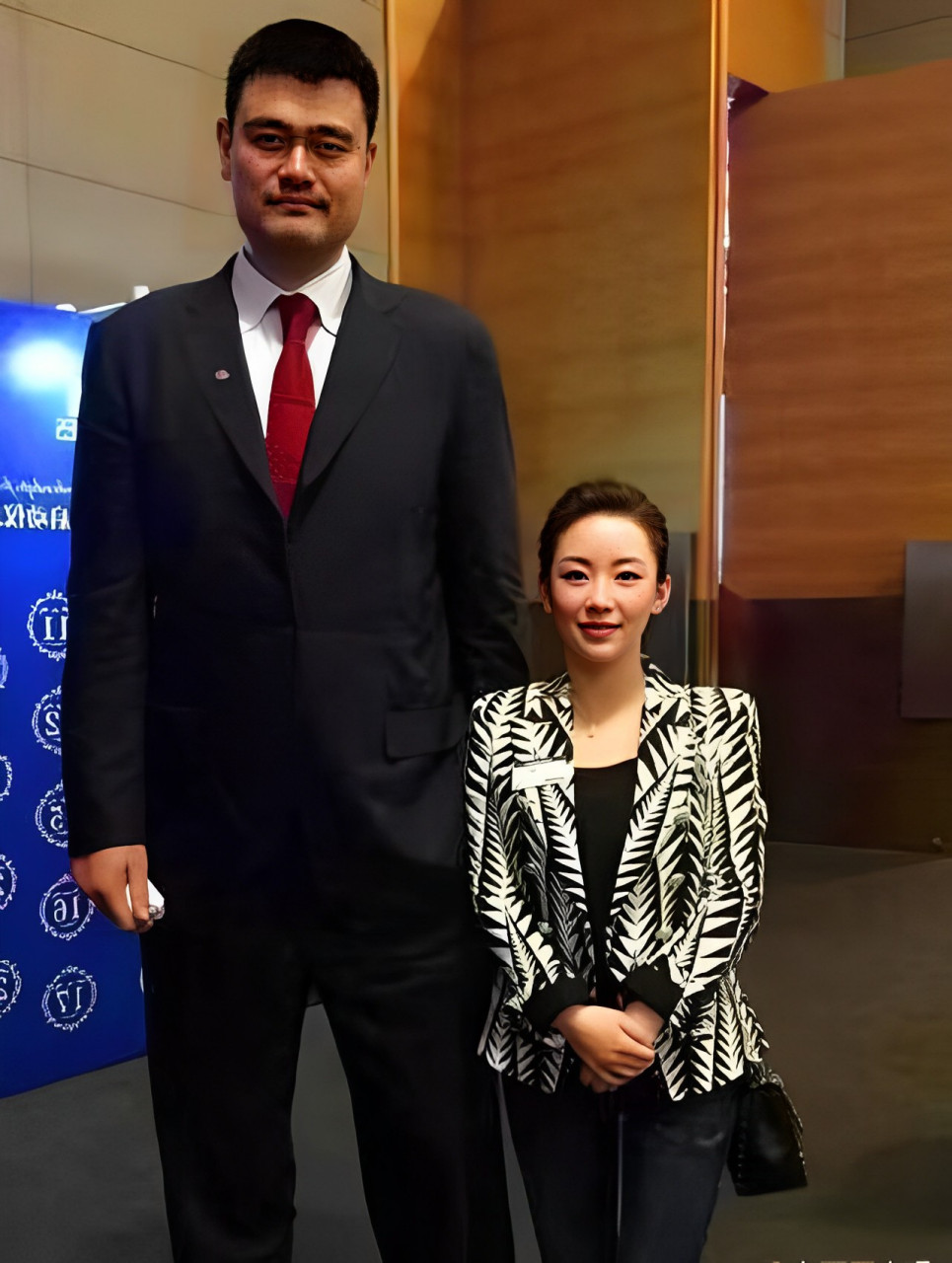 早年,潘晓婷和姚明在一次活动中相遇,并拍下了一张幸福的照片!