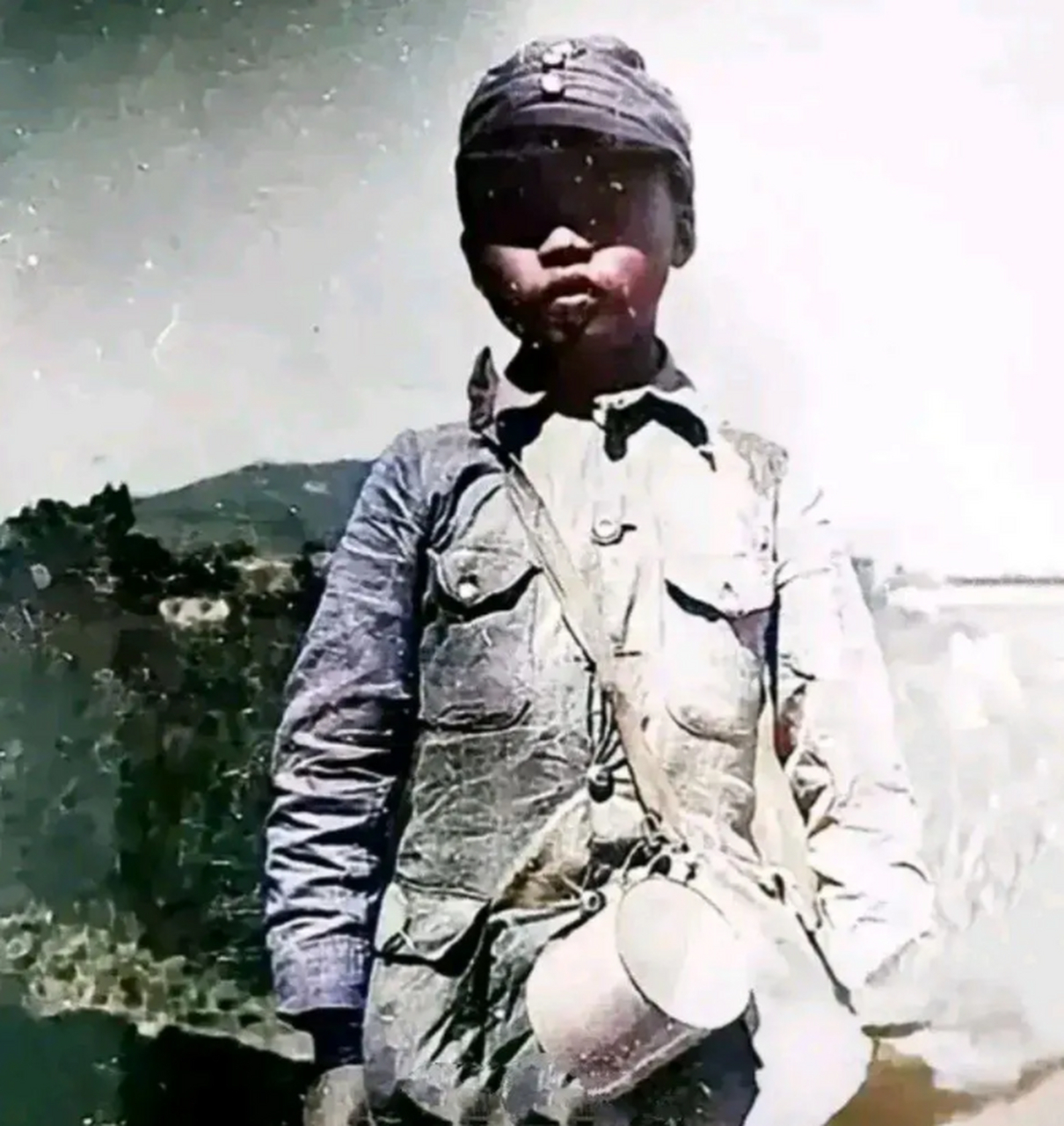 这是一张真实的抗战照片,是一个12岁的八路军小战士生前的最后一刻,一