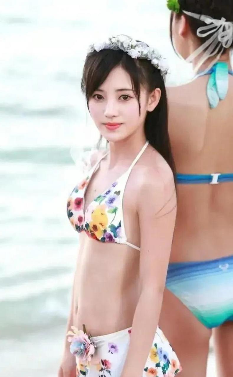 gif创作人# "四千年美女"鞠婧祎罕见比基尼写真照曝光,在海边嬉戏