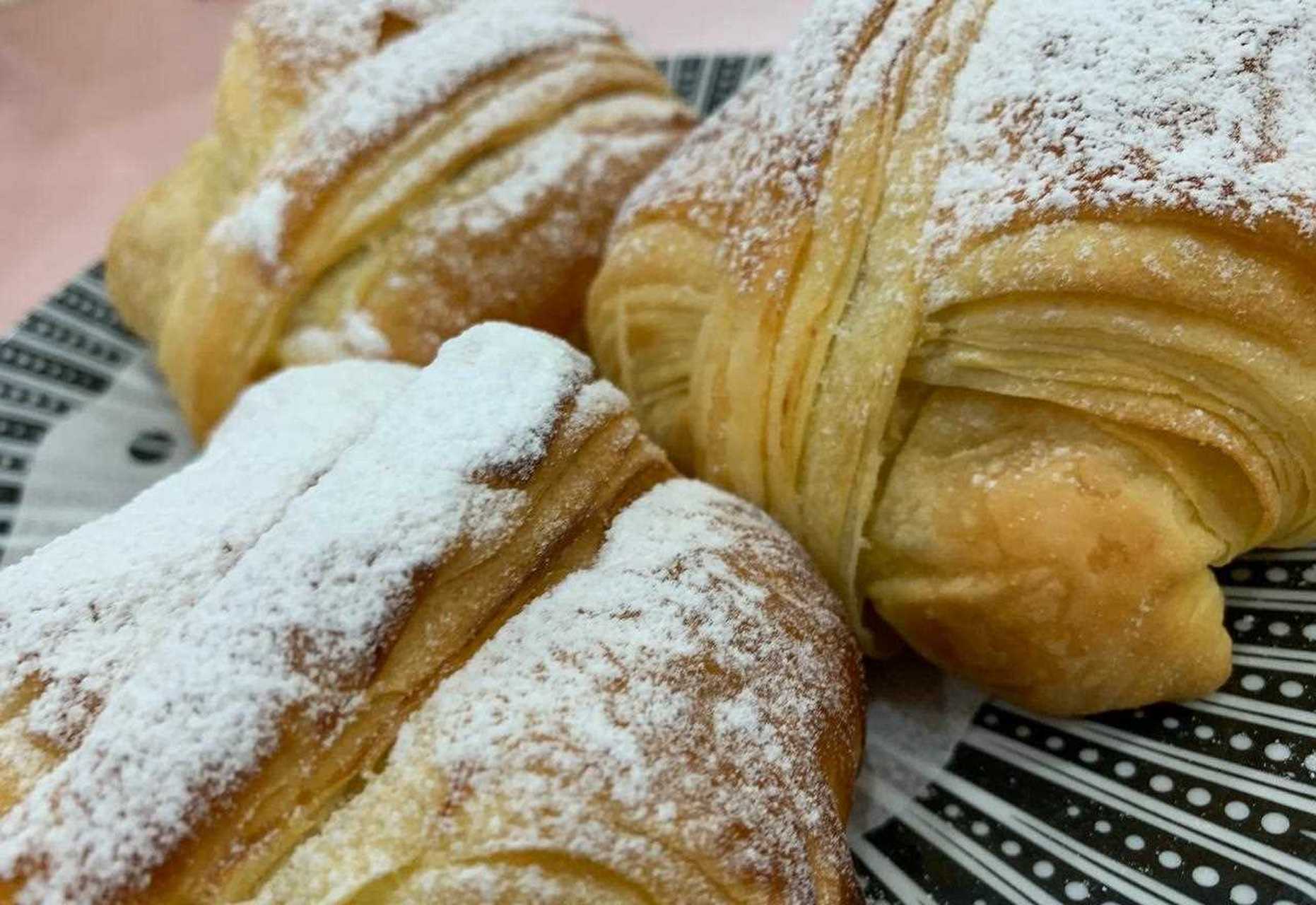 广州规模最大,也最负盛名的多功能歌舞厅——市二宫艺苑歌舞厅,正在