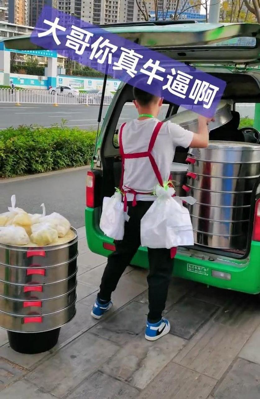 第一次见到这样摆摊卖包子馒头的,大哥真牛啊!