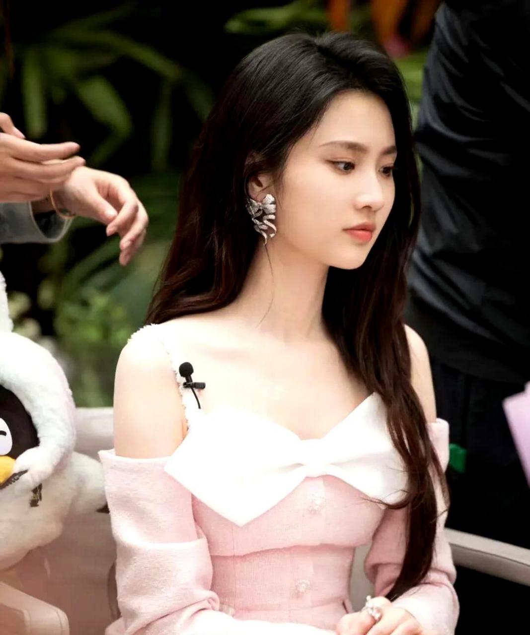 张慧雯穿着一袭粉色蝴蝶结连衣裙,被誉为校园初恋女神.