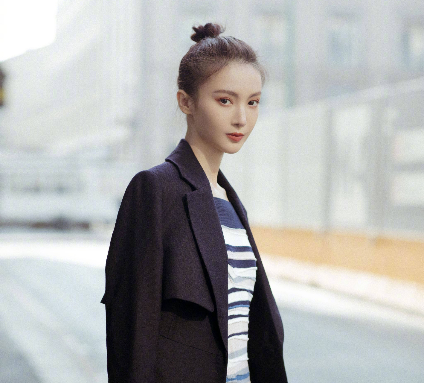 金晨总是给人很惊艳的感觉,就是身材曲线稍微差了些.