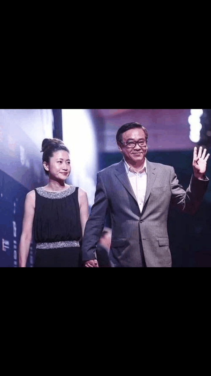 gif创作人# 2017年,47岁的罗晓文和60岁的尔冬升协议离婚,18年的谴汉