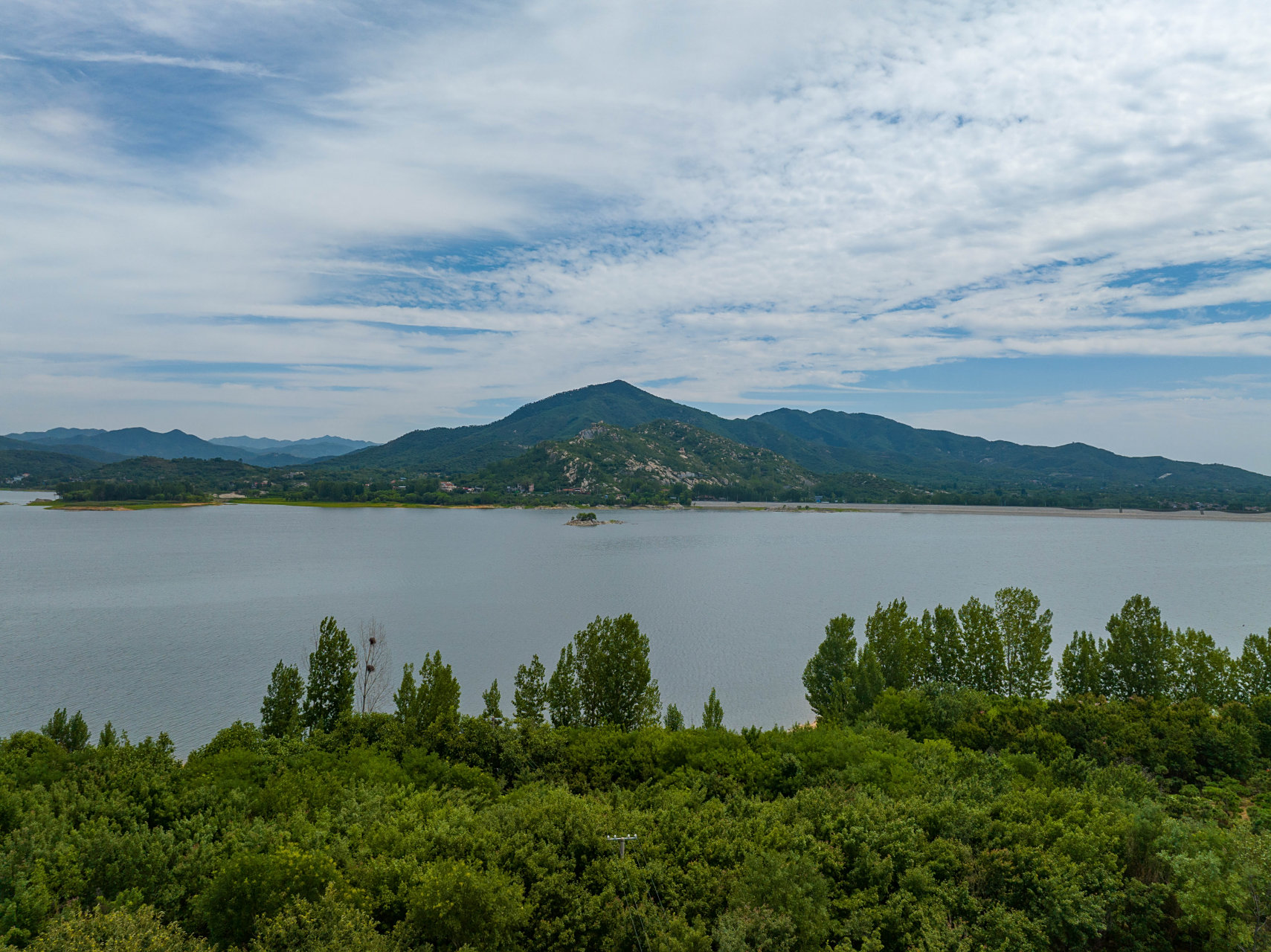 黄前水库位于泰安市岱岳区北部黄前镇,周围山峦环绕,景色优美,是泰安
