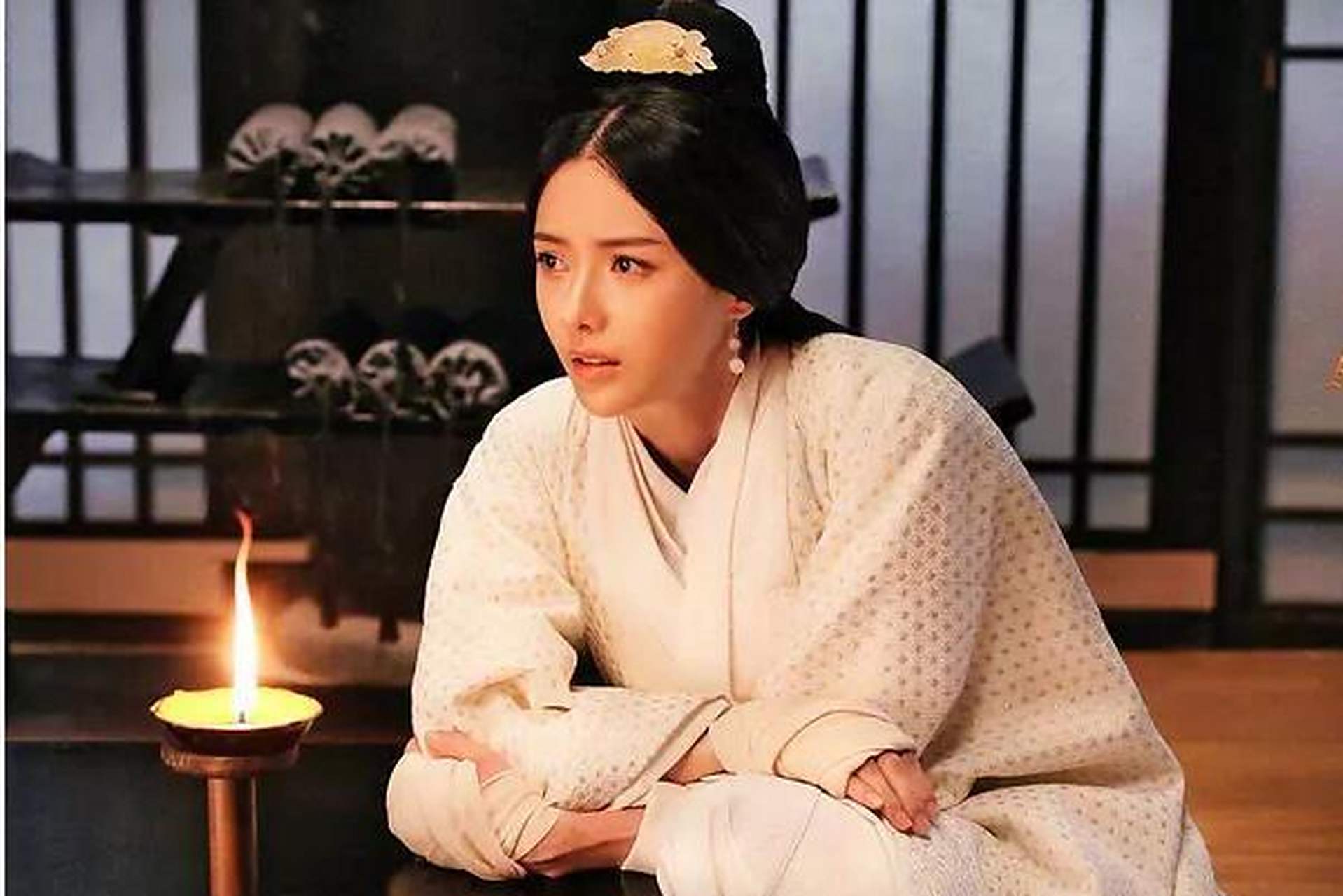 婢女出身的郭女王扳倒甄姬成为后宫之主,后来遭到甄姬儿子的报复 郭