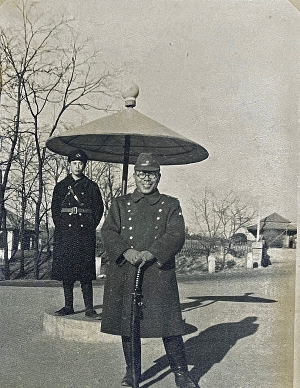 1940年,日本鬼子在北戴河.背后是一个帅气的伪警察