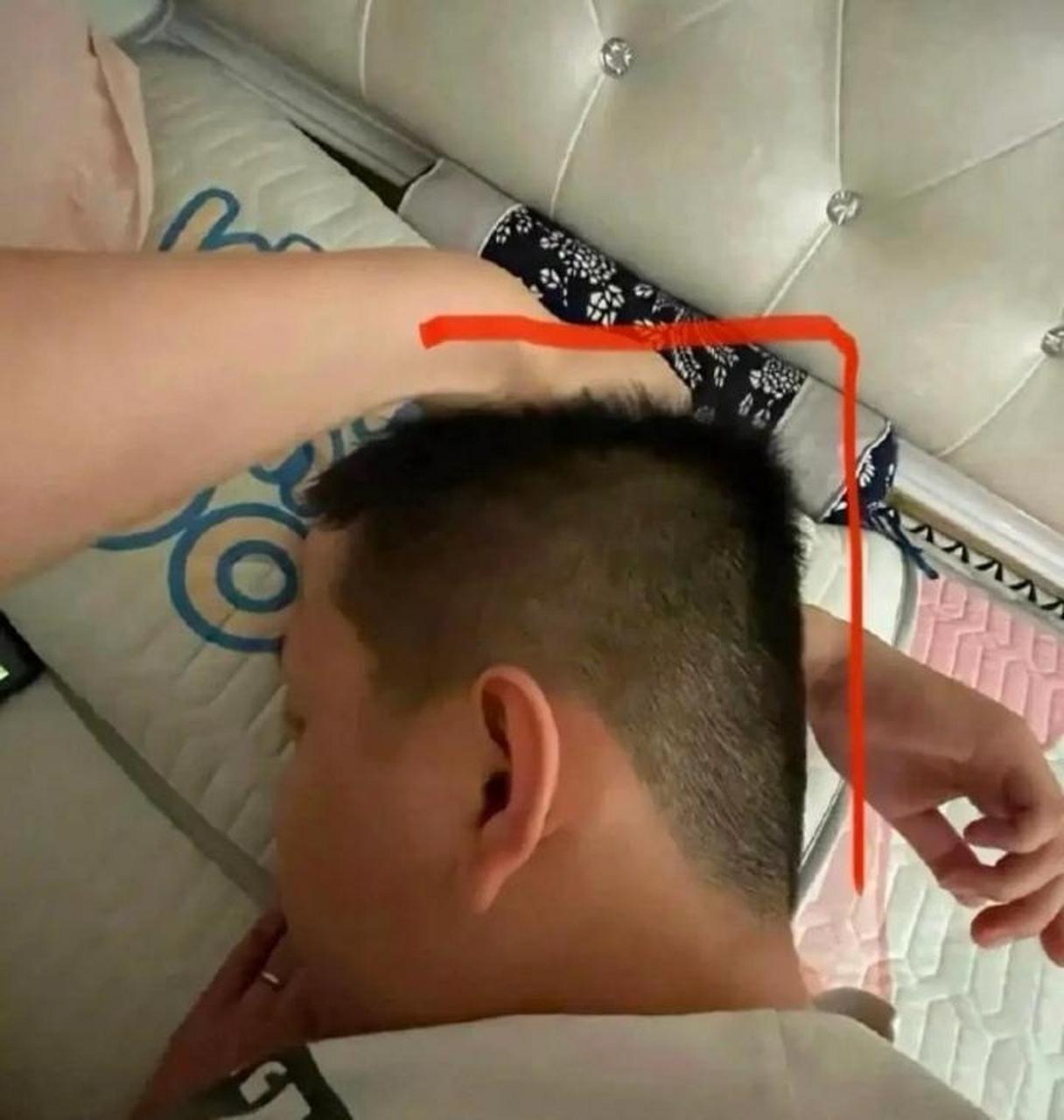 论一个人的后脑勺能有多平多扁.[捂脸]