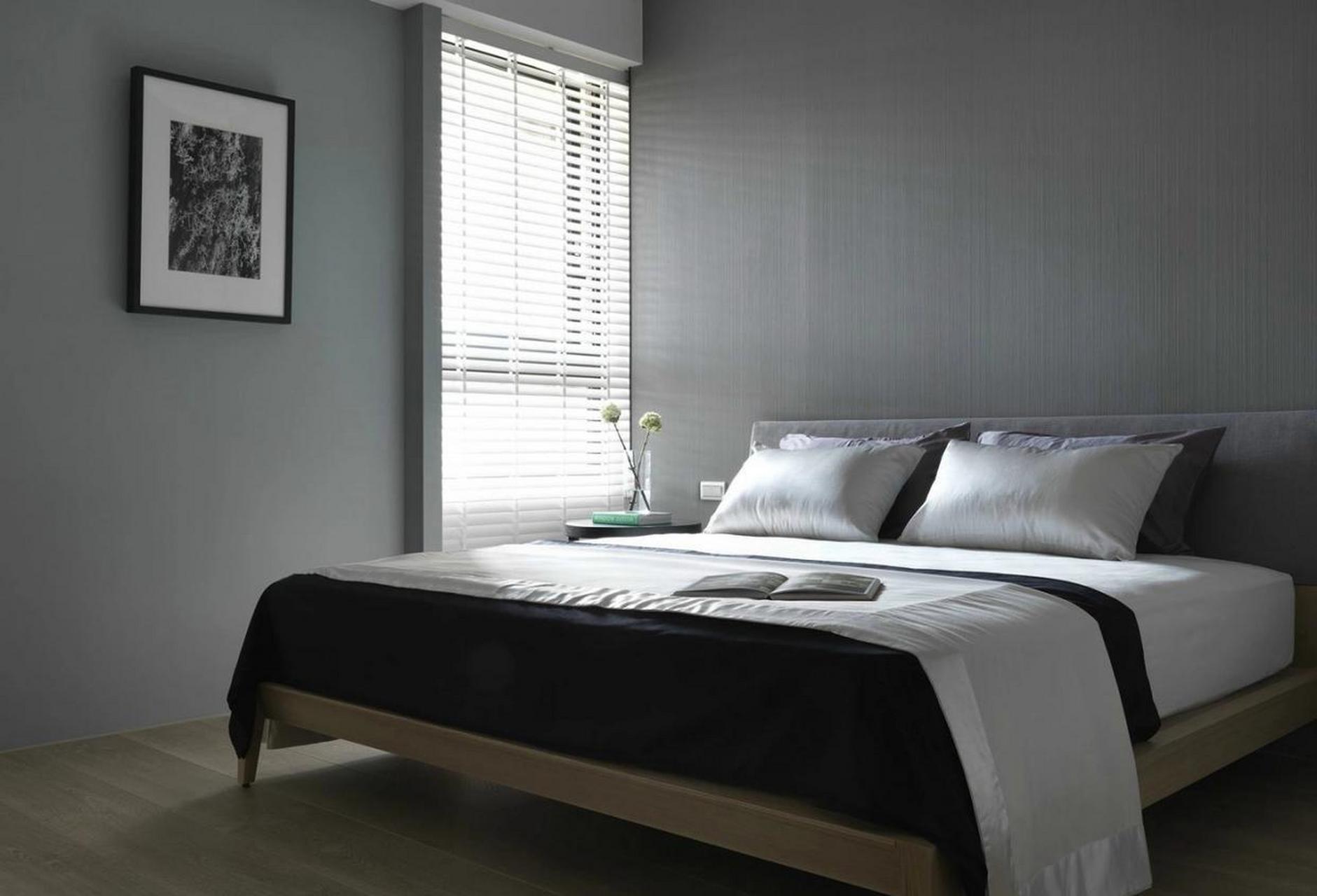 书房工作区,卧室,阳台,卫生间,在这些场景当中,百叶窗制造的光影效果