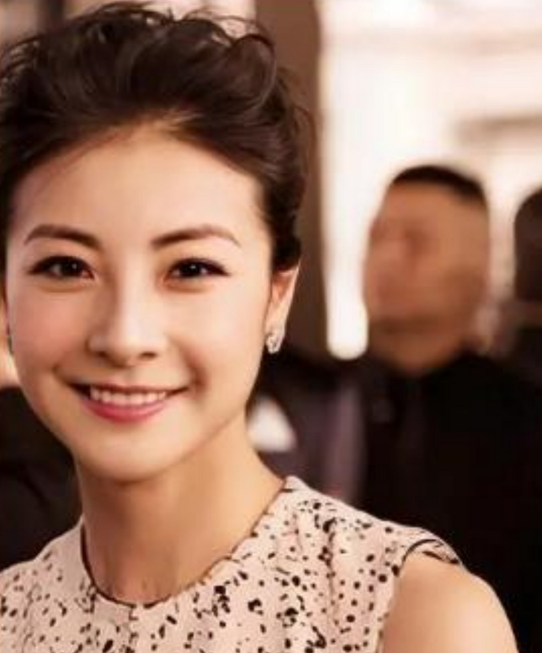 东方卫视美女主持人杨蕾闪婚身价十亿的土豆网总裁王微,结婚才一年,王