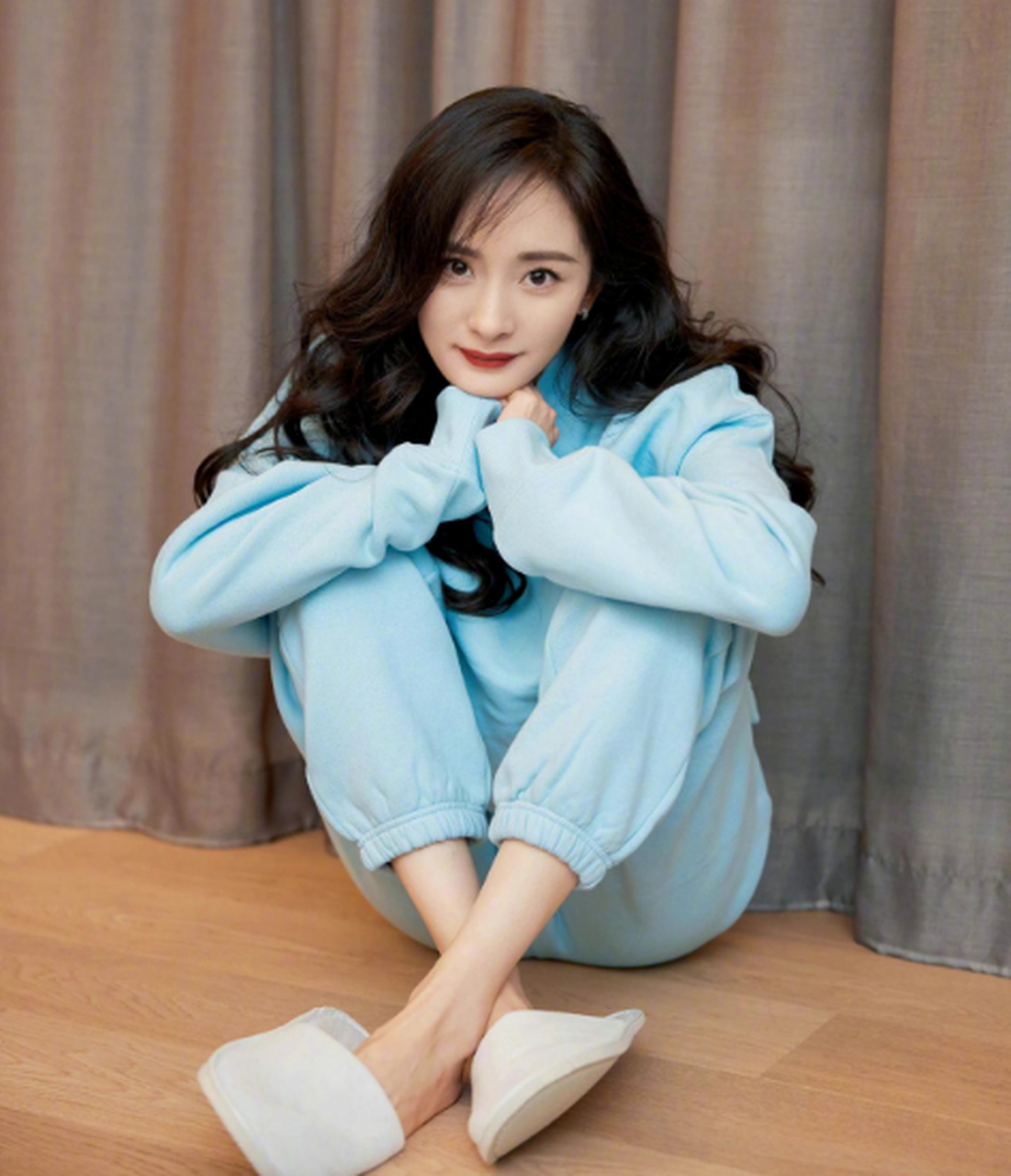 杨幂居家自拍照来了,清新俊逸完美可爱,最美的样子.