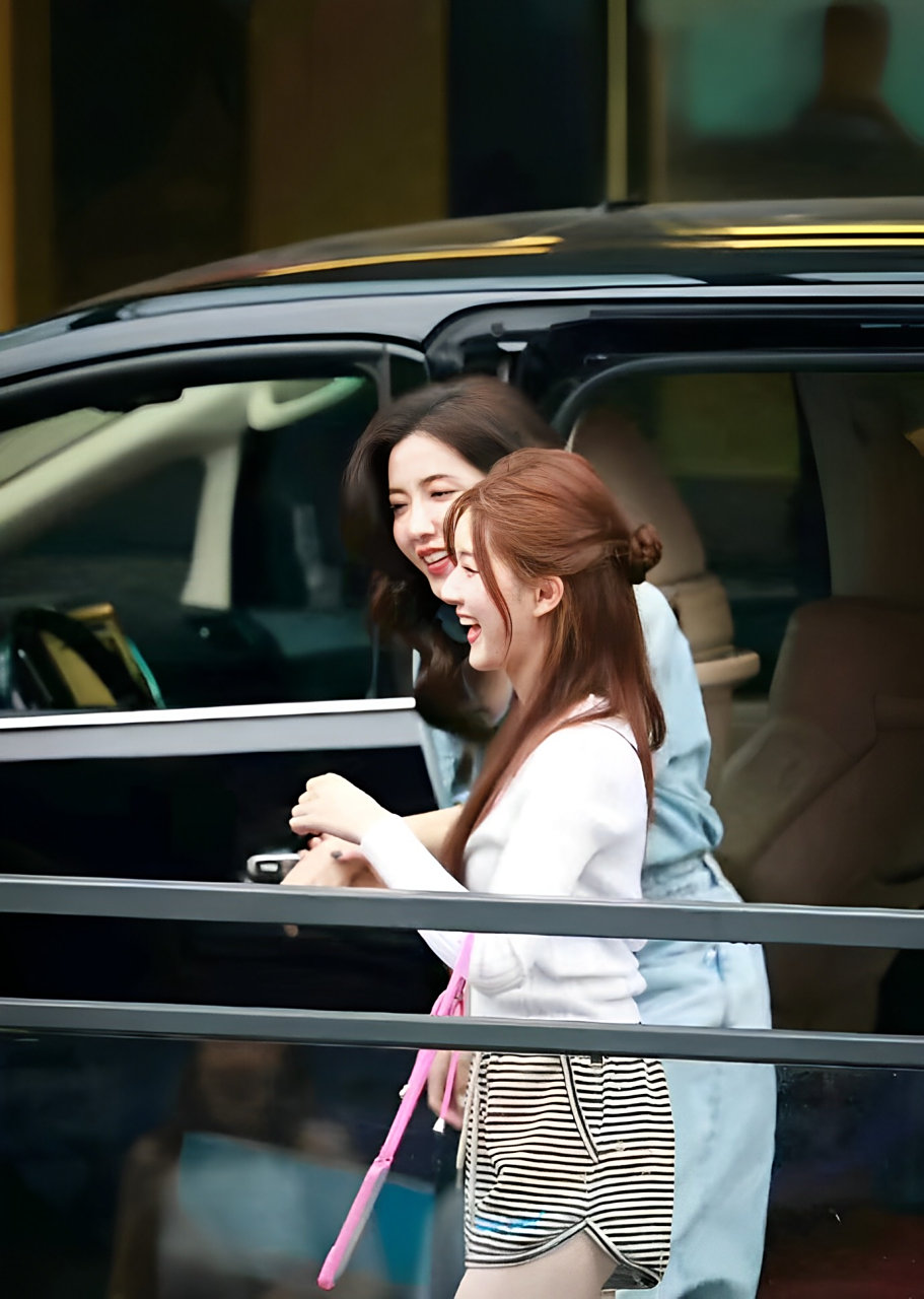 曾黎上身 内搭蓝色牛仔衬衫,外穿蓝色阔腿牛仔裤,还是 再加上那一头