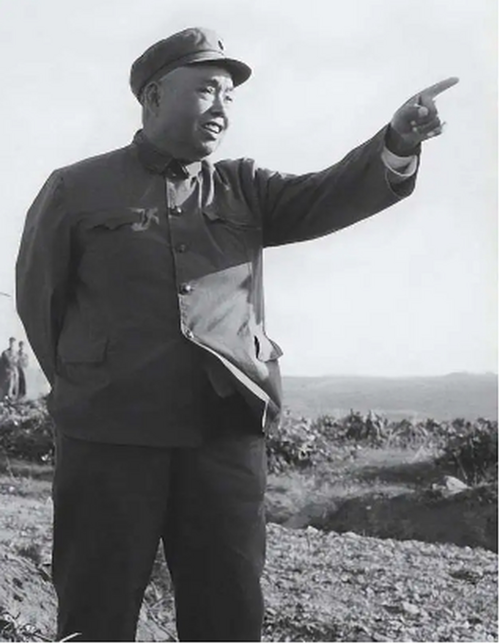 许华山陪同学去参军,结果同学体检没通过,许华山却通过了,她回家