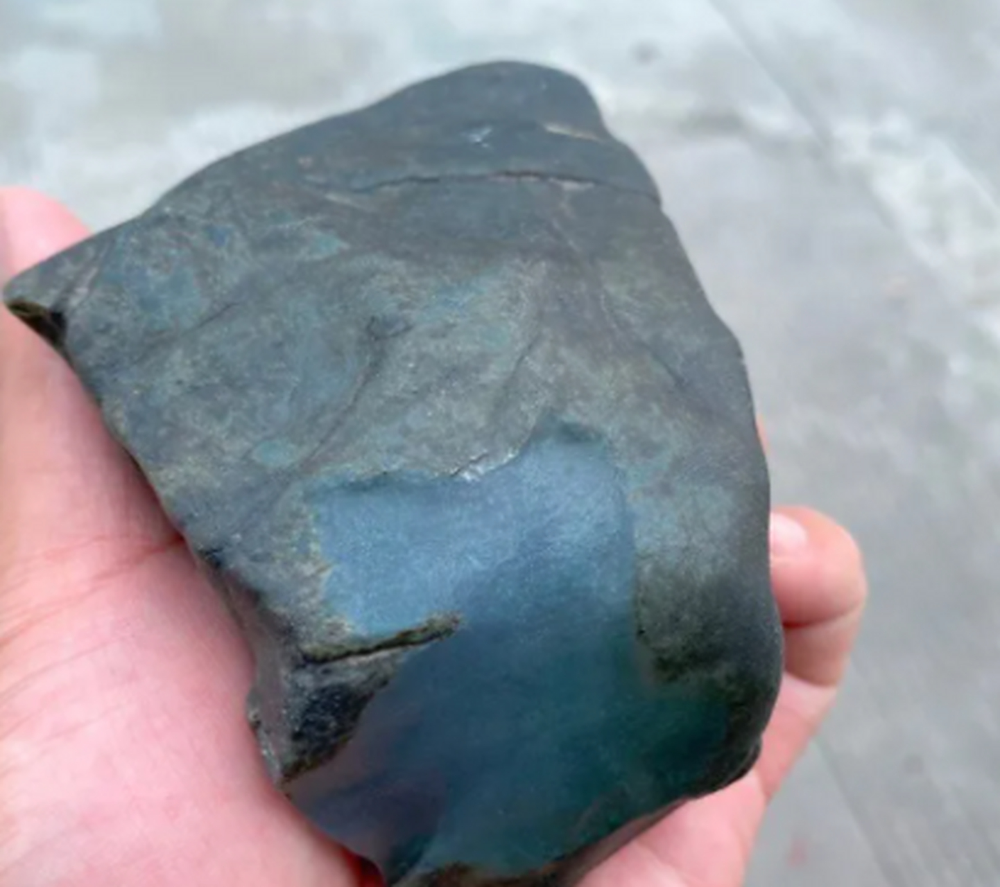 头像看直播##翡翠原石# 莫莫亮牌子料,560克,大窗口,肉质发黑,高冰种