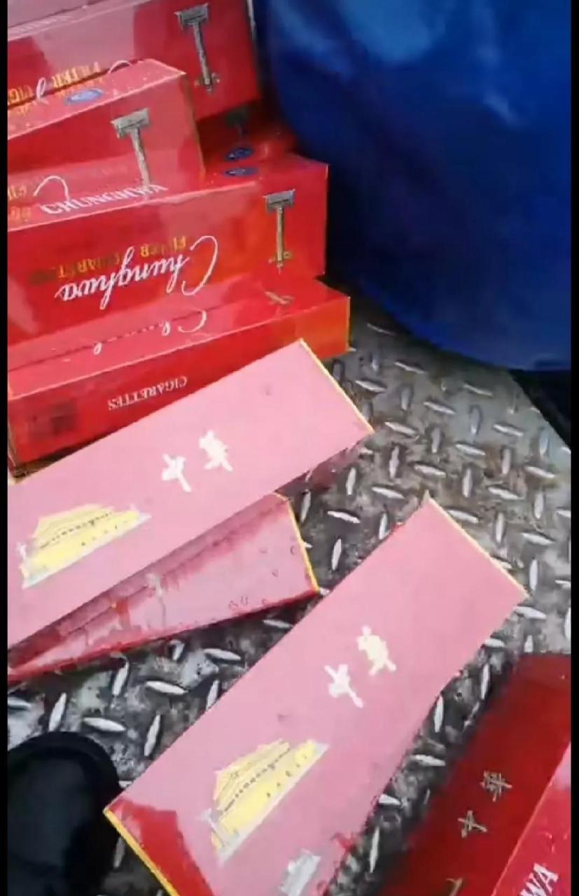 奇怪奇怪真奇怪,大海里竟然捞到了一条条未拆封的华子,这是怎么回事?