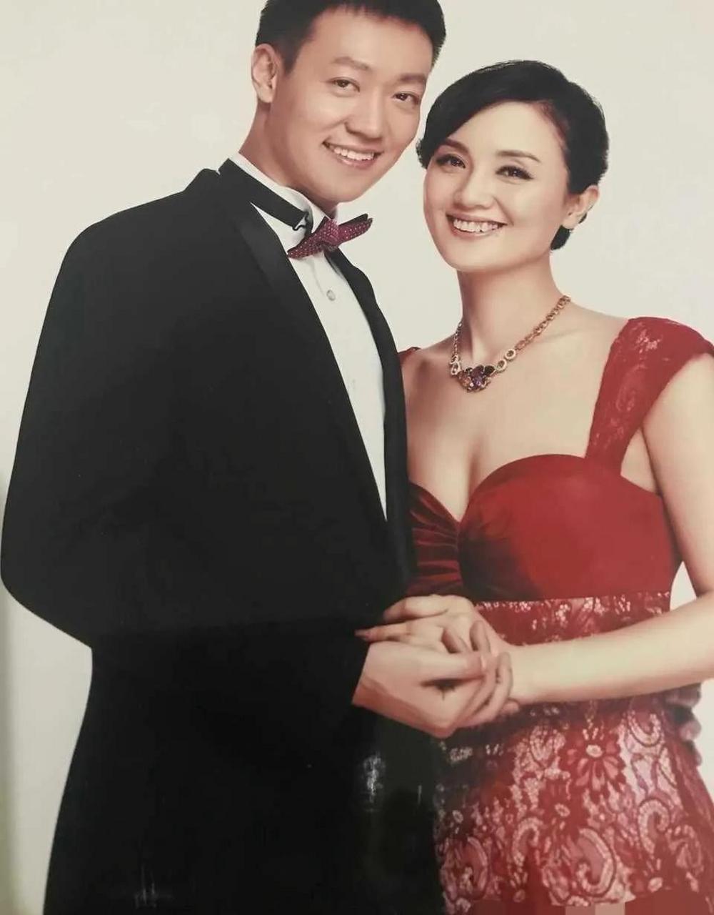 gif创作人# 朱媛媛与老公辛柏青,女儿一家三口拍的婚纱照,妈妈和哦